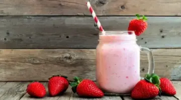 بـ 5 مكونات.. طريقة عمل سموثي فراولة في البيت
